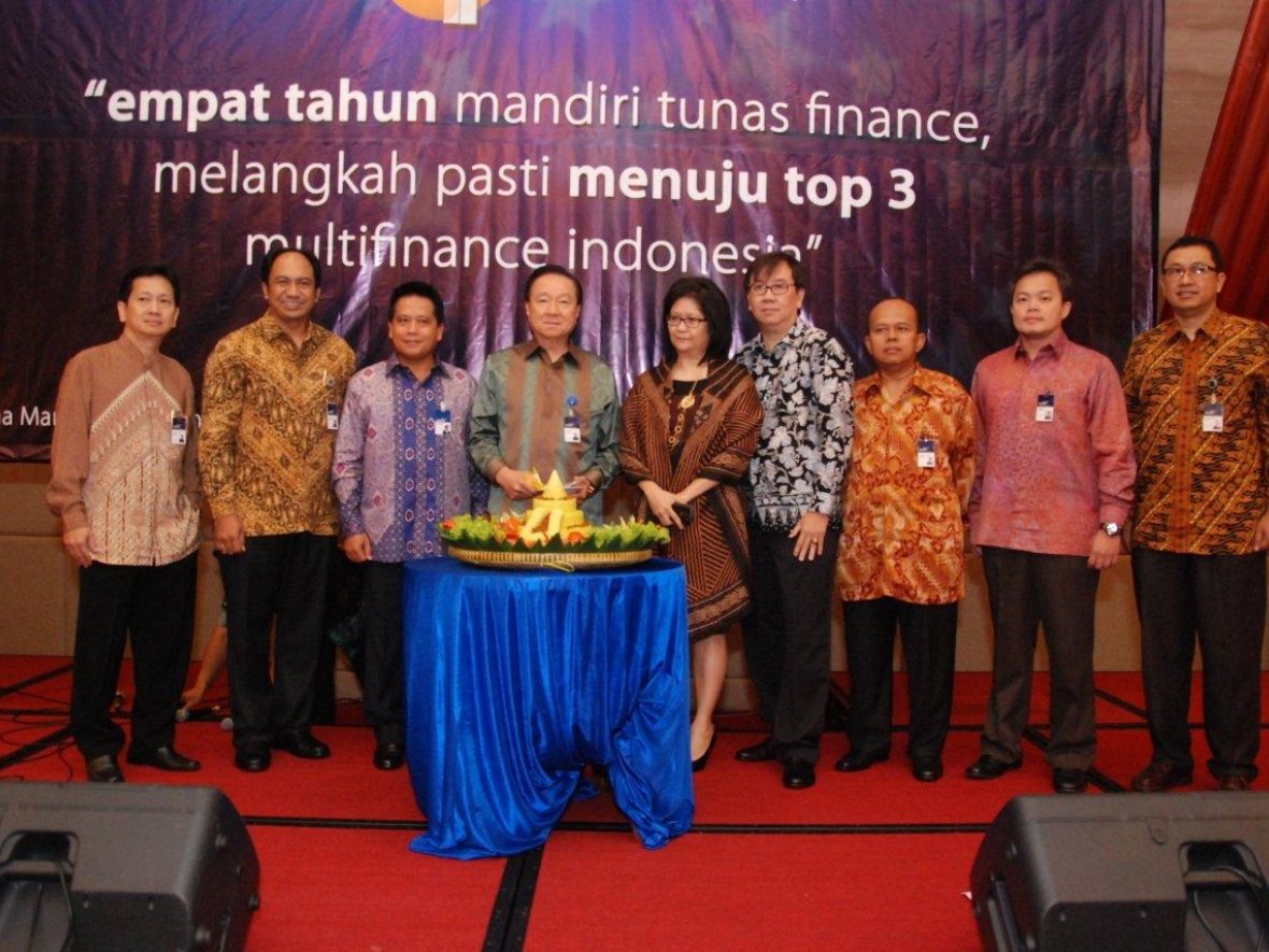Mandiri Tunas Finance handed over donations of reading books