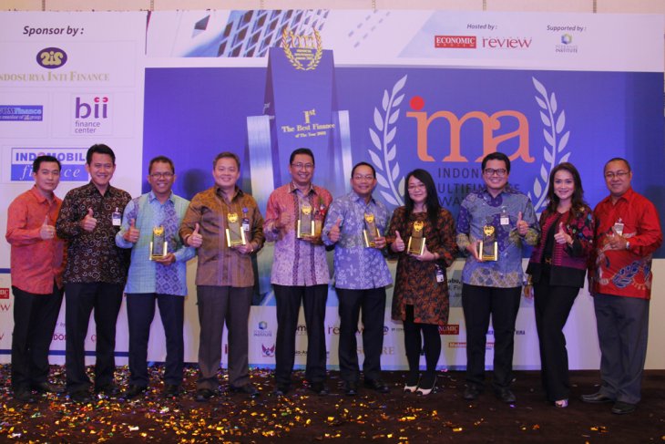 MANDIRI TUNAS FINANCE RAIH 5 PENGHARGAAN TERBAIK INDONESIA MULTIFINANCE AWARD 2014