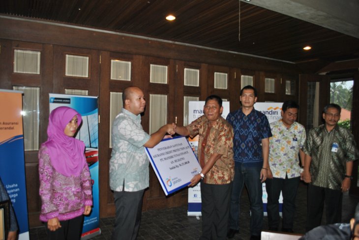 DELIVERY OF CREDIT LIFE PROTECTION INSURANCE TO THE HEIRS OF PT MANDIRI TUNAS FINANCE CUSTOMERS FROM ASURANSI JASINDO