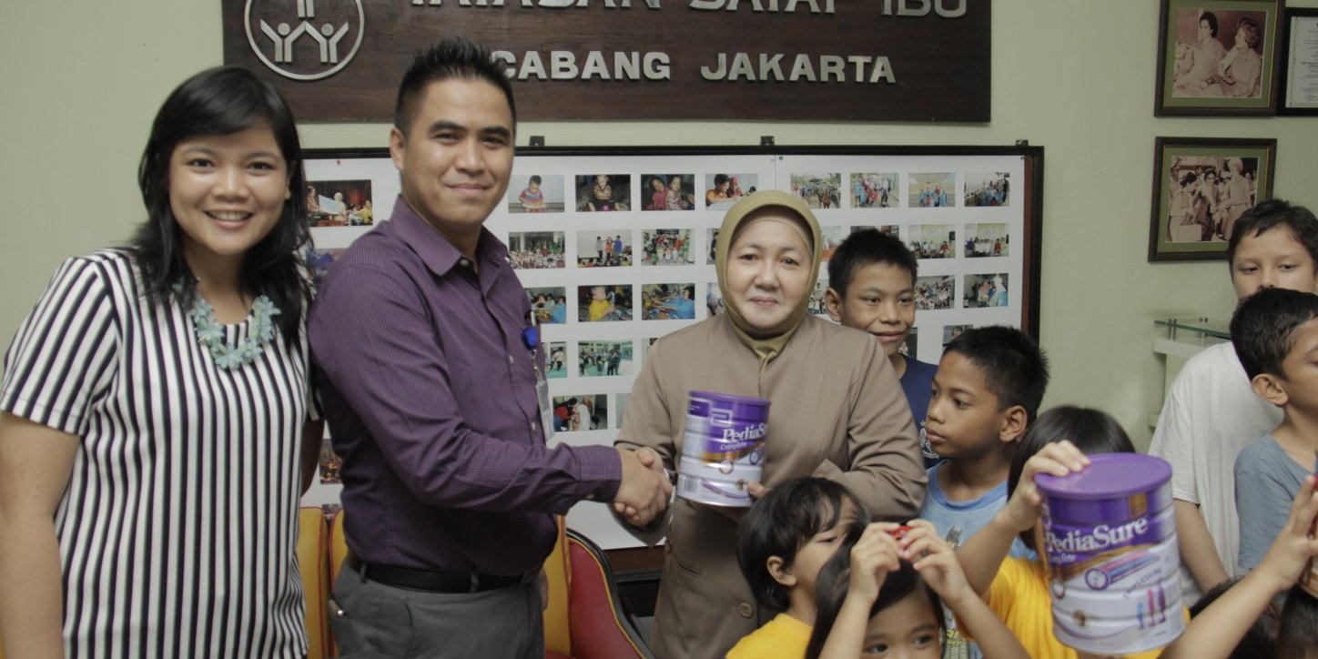 MTF Donasikan Susu anak dan balita ke Yayasan Sayap Ibu Jakarta pada Jumat (13/5/2016)