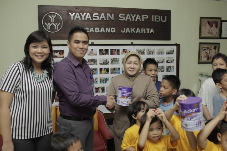 MTF Donates Milk for Children and Toddlers to the Jakarta Mother's Wing Foundation on Friday (13/5/2016)