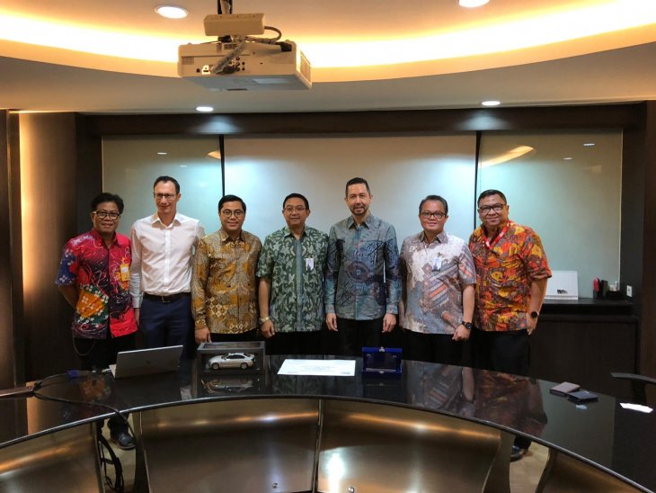 Mandiri Tunas Finance Supports Mandiri Group Synergy with BMW Indonesia