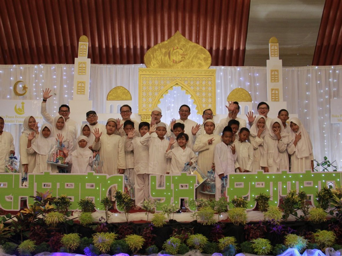 Mandiri Tunas Finance Shares Happiness in the Month of Ramadan
