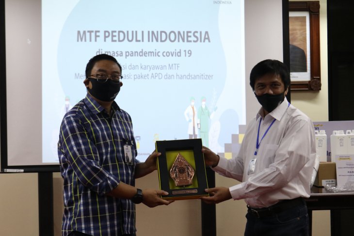 Mandiri Tunas Finance Distributes 11,000 Basic Food Packages throughout Indonesia