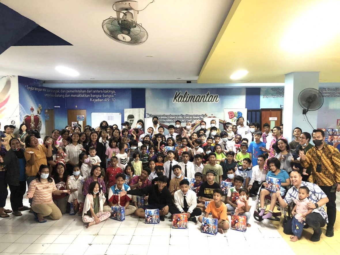 Holding CSR Activities at Rumah Shalom Orphanage, Mandiri Tunas Finance Collaborates with Smart FM Radio